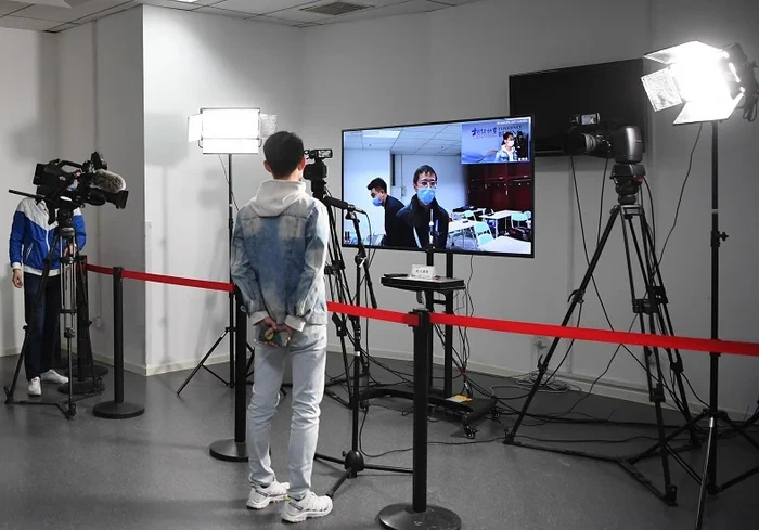 体育明星赛后接受媒体采访现场